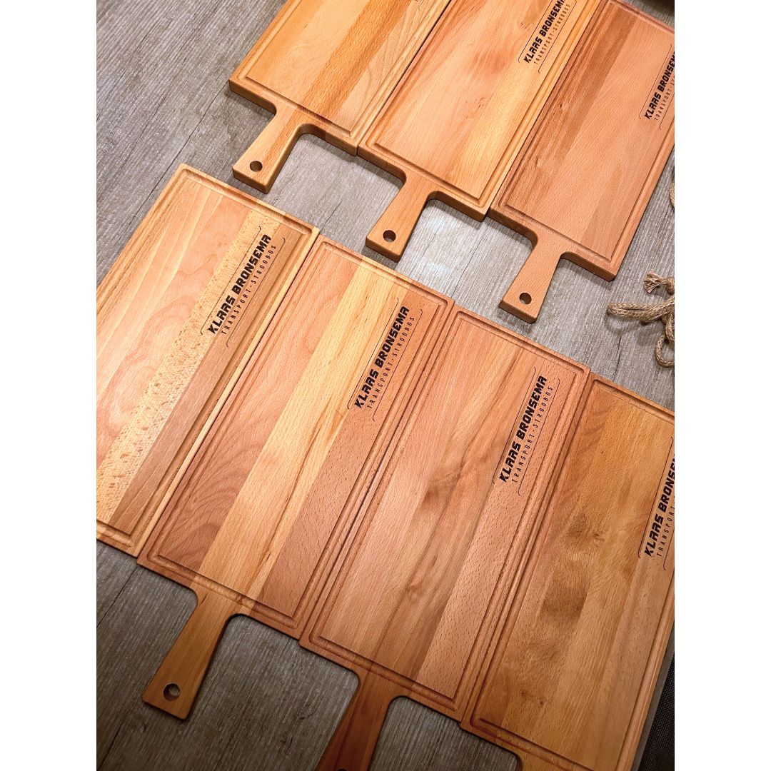 Borrelplank 49 x 17 cm met luxe sapgleuf - Eigen Ontwerp