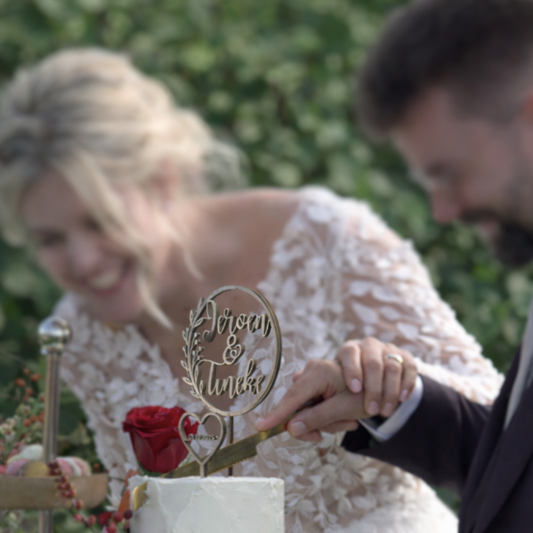 Houten Bruiloft Taarttopper met Namen en Datum – Gepersonaliseerd