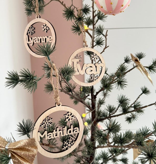 Kerstbal met sneeuwvlokken en Naam  - Gepersonaliseerde houten kersthanger met sneeuwvlokken