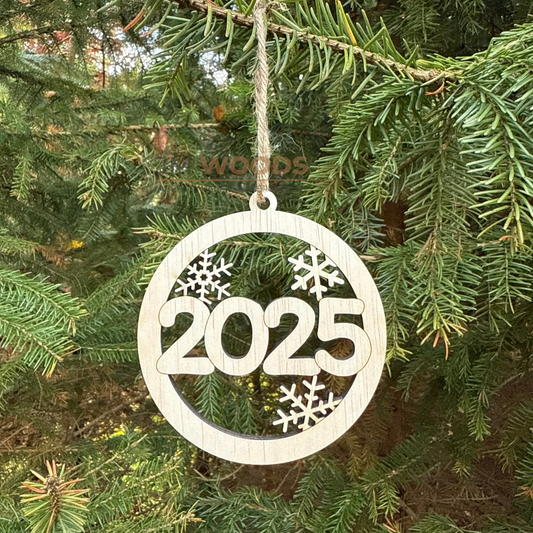Kerstbal met sneeuwvlokken 2025  - Houten kersthanger met sneeuwvlokken 2025
